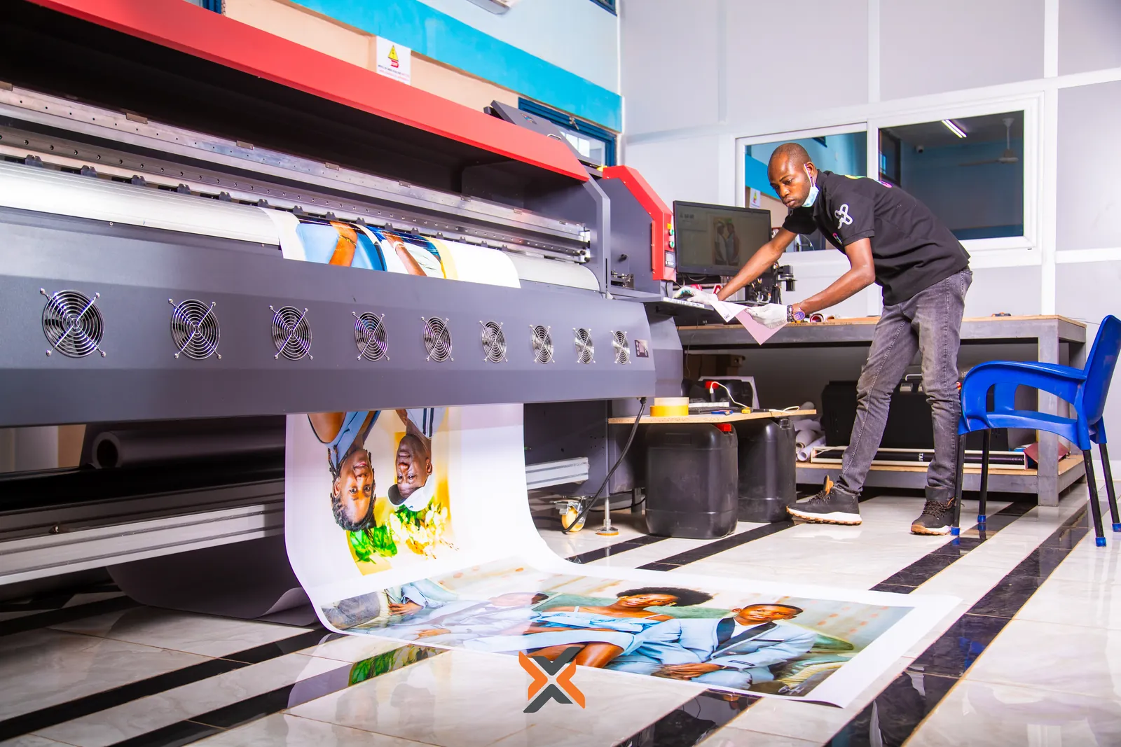 Imprimante grand format dans l’atelier XZOTIK Print.