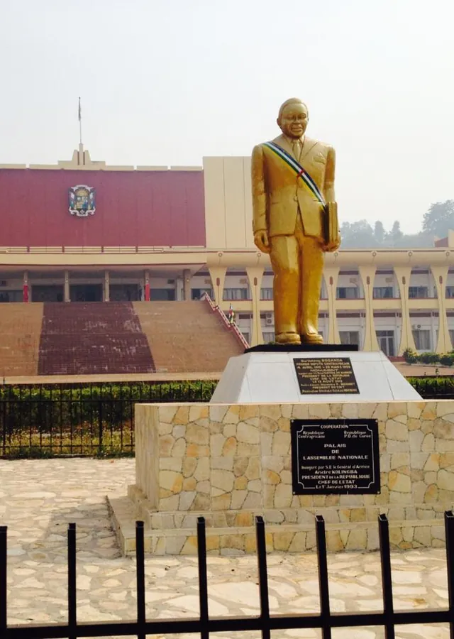 La statue de Barthélemy Boganda devant l’Assemblée nationale à Bangui.